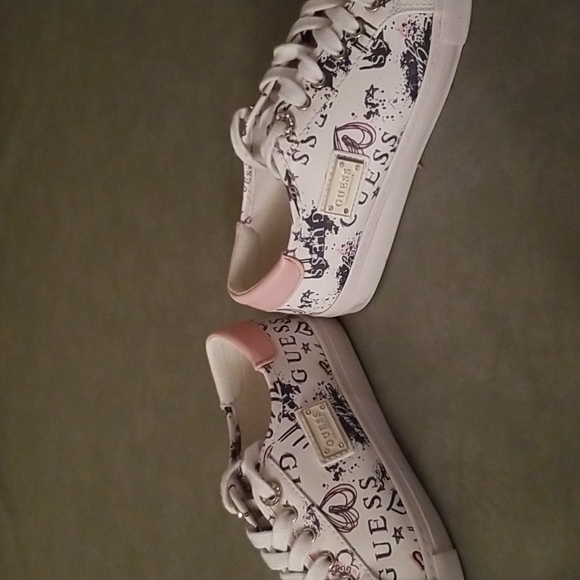 👟🍭GUESS MINERAL GRAFFITI SNEAKERS👟🍭 - Picture 4 of 5